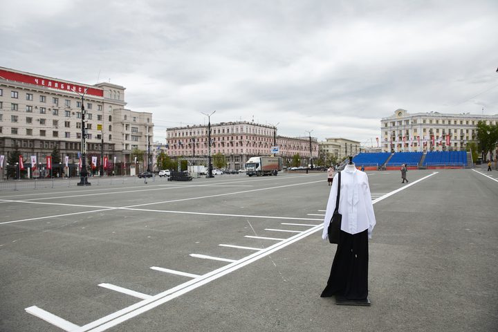 Манекен в городе, кадр 2