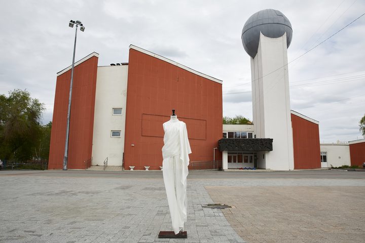 Манекен в городе, кадр 5